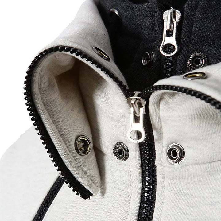 Mann in grauer Sweatjacke mit hohem Kragen