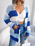 Damen in gestreifter Strickjacke mit Laternenärmeln
