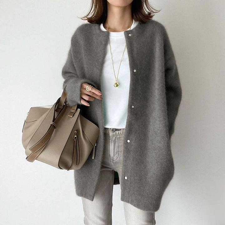 Damen in langer flauschiger Strickjacke