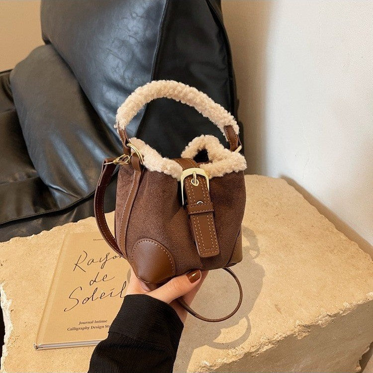 Kleine Beuteltasche mit Plüschrand und Henkel