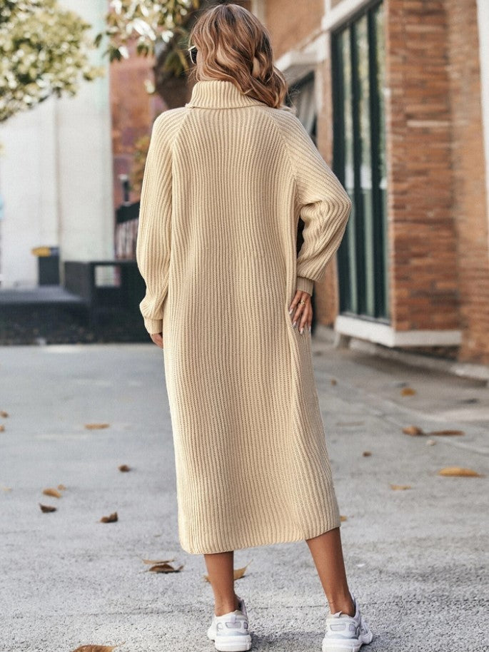 Frau im langen Strickkleid mit Rollkragen
