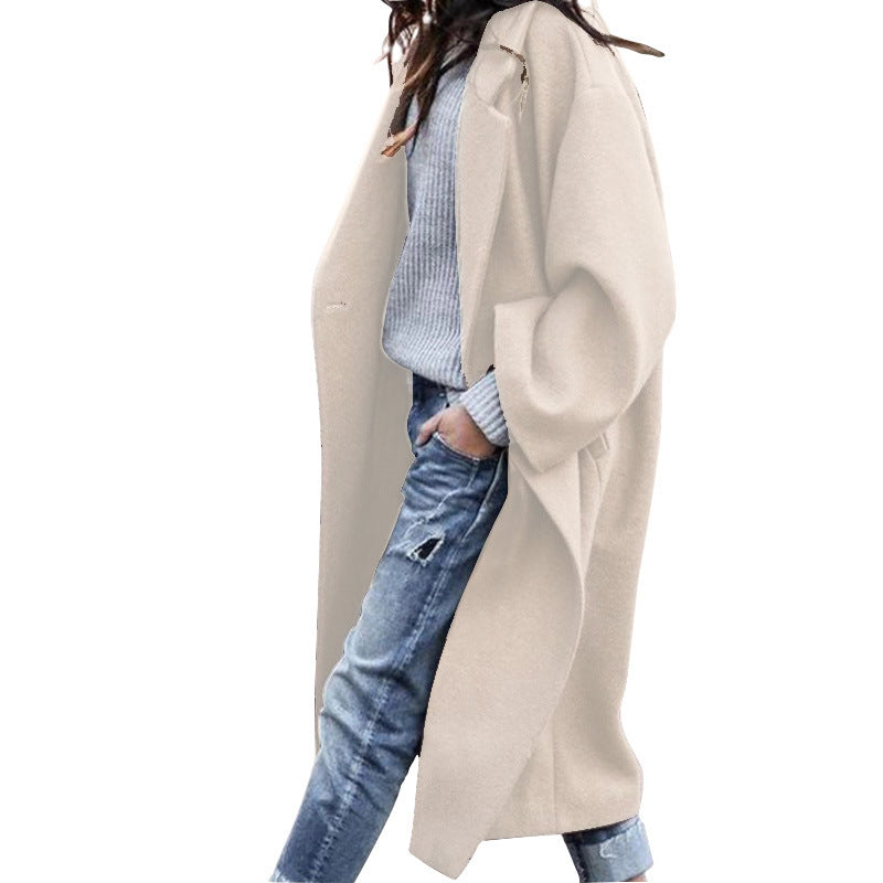 Damen im langen Oversize-Mantel mit Revers