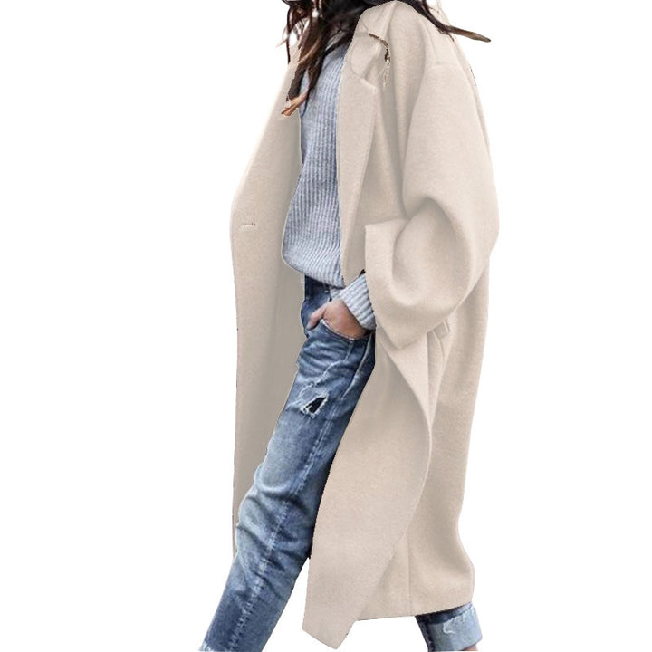 Damen im langen Oversize-Mantel mit Revers