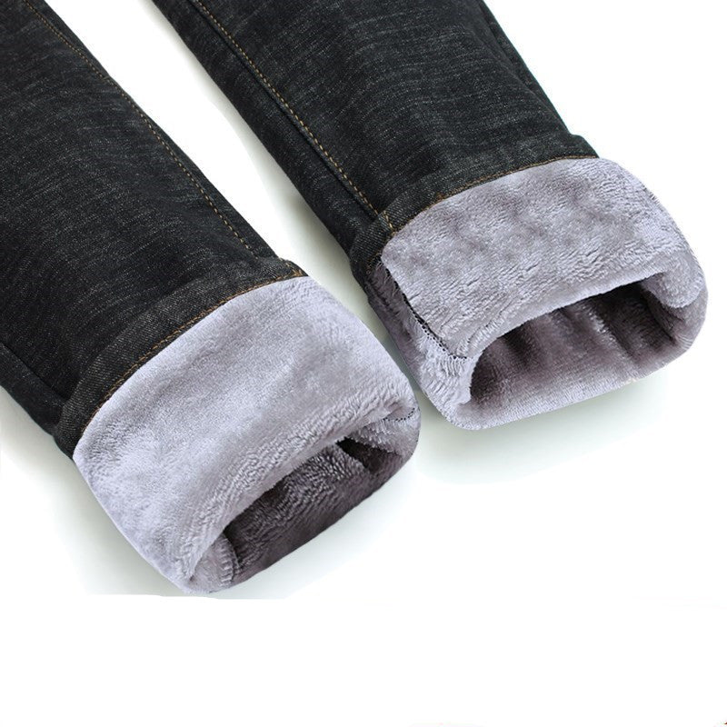 Frau in gefütterter Skinny-Thermojeans