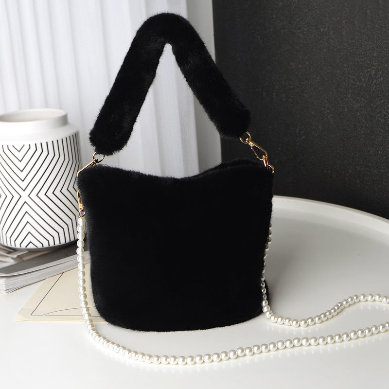 Plüsch-Beuteltasche mit Perlenkette kariert