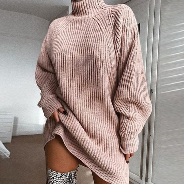 Damen im Oversize-Pulloverkleid mit Rollkragen