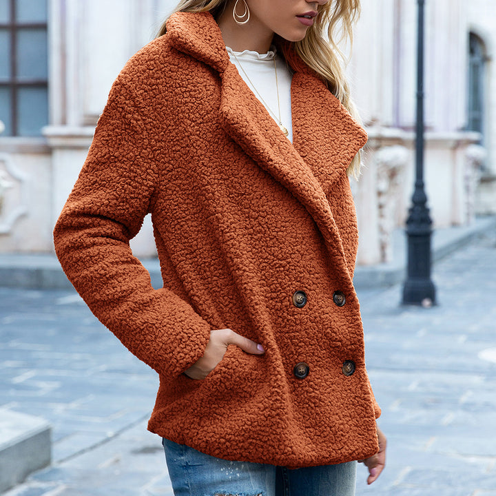 Damen im Teddymantel mit Reverskragen