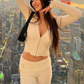 Damen im Strick-Zweiteiler mit Zip-Hoodie