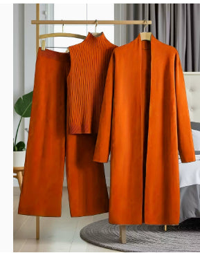 Frau im dreiteiligen Strickset mit langer Jacke