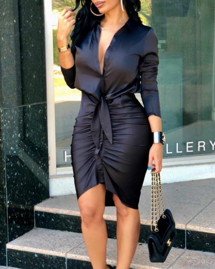 Damen im langärmligen Hemdblusenkleid in Satinoptik