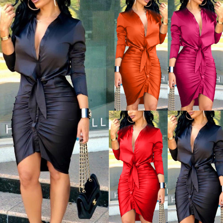 Damen im langärmligen Hemdblusenkleid in Satinoptik