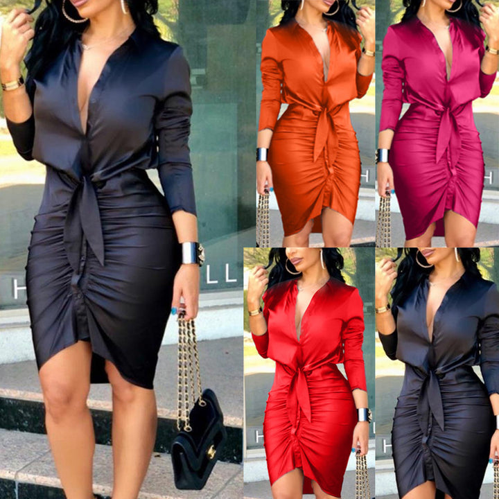 Damen im langärmligen Hemdblusenkleid in Satinoptik