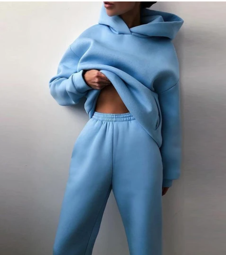 Frau im Hoodie-Set mit Jogginghose