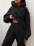 Frau im Hoodie-Set mit Jogginghose