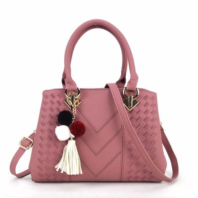 Henkeltasche mit Flechtprägung und Pompon-Anhänger