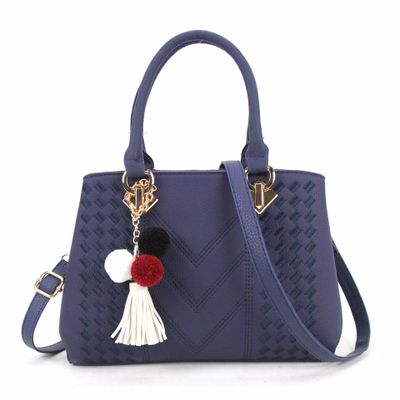 Henkeltasche mit Flechtprägung und Pompon-Anhänger