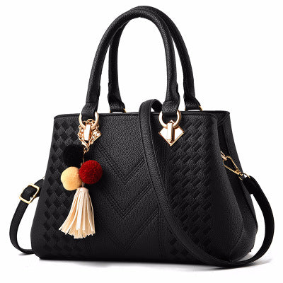 Alina | Elegante Henkeltasche mit Flechtprägung und Pompon