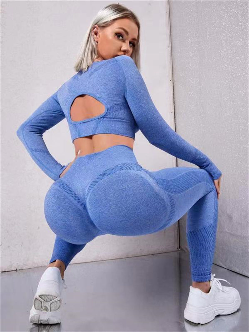 Frau im nahtlosen Sportset mit Crop Top