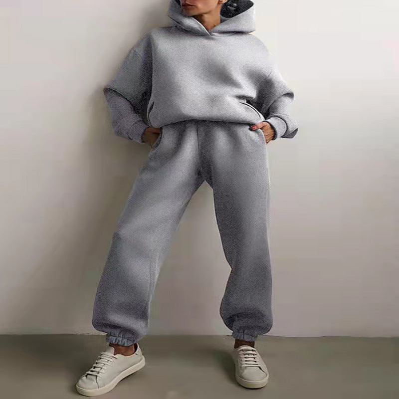 Frau im Hoodie-Set mit Jogginghose