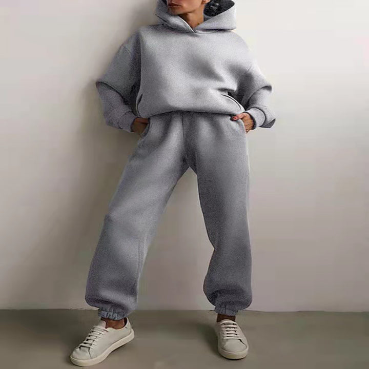Frau im Hoodie-Set mit Jogginghose