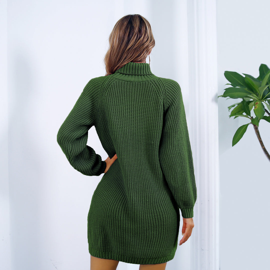Damen im kurzen Strickkleid mit Rollkragen