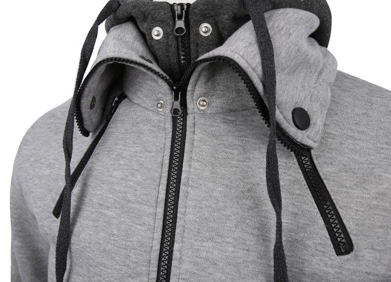 Mann in grauer Sweatjacke mit hohem Kragen