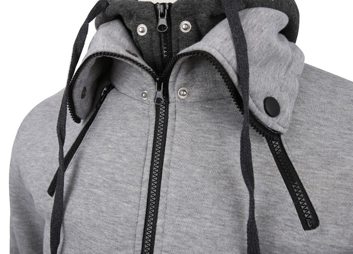 Mann in grauer Sweatjacke mit hohem Kragen