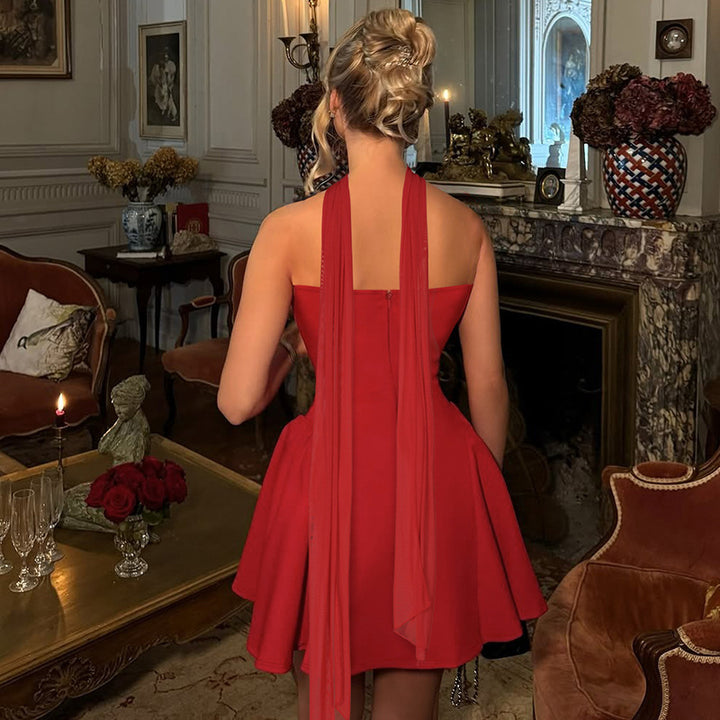 Frau im trägerlosen Minikleid mit Halstuch