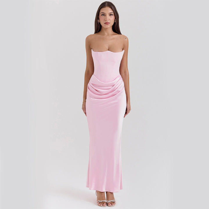 Frau im trägerlosen Satin-Abendkleid