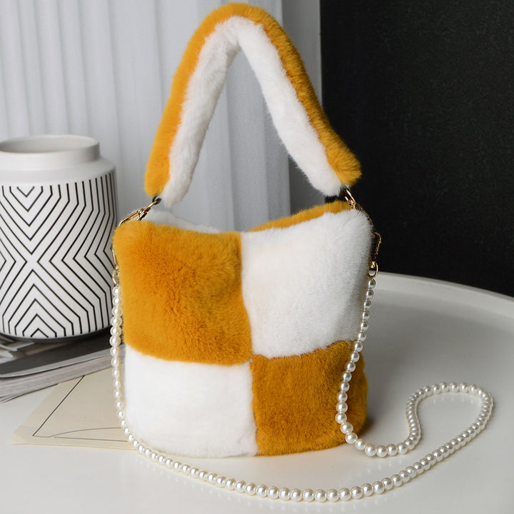 Plüsch-Beuteltasche mit Perlenkette kariert
