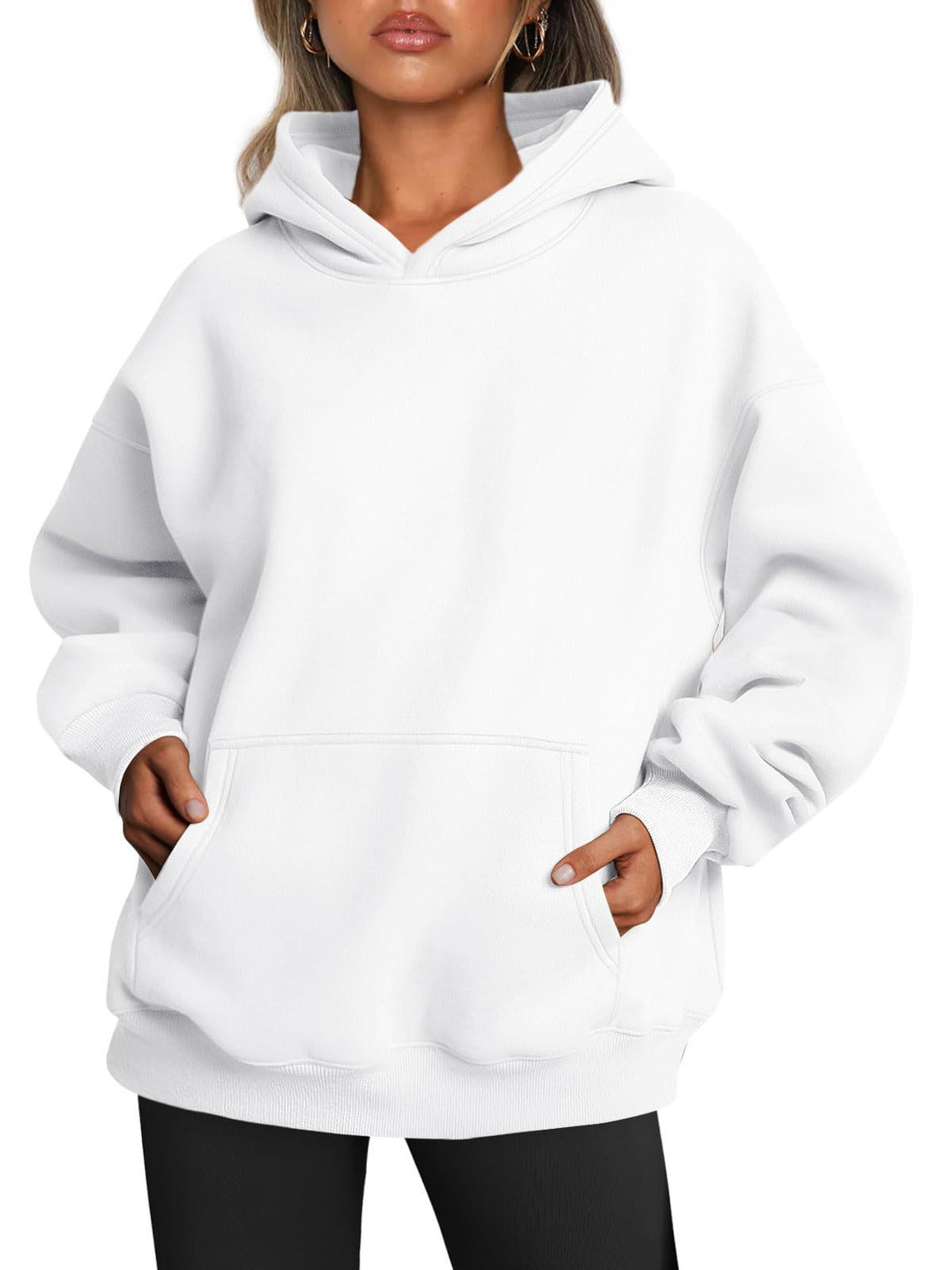 Damen im Oversize-Hoodie mit Kängurutasche