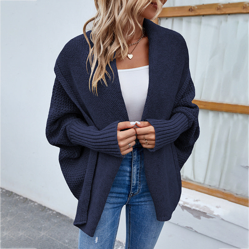 Damen in Oversize-Strickjacke mit Schalkragen