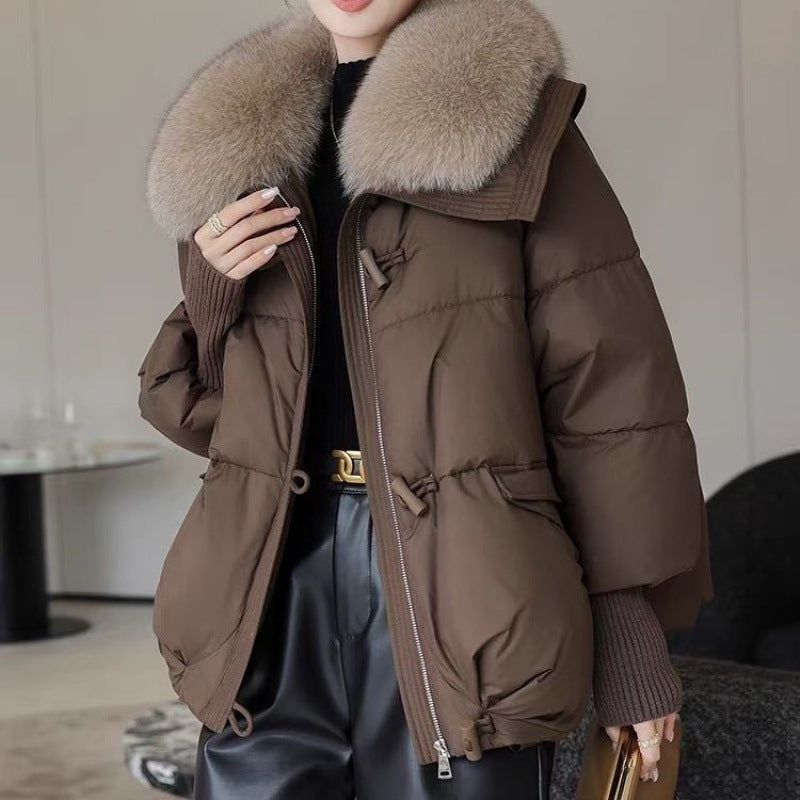 Damen in kurzer Steppjacke mit Fellkragen