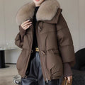 Damen in kurzer Steppjacke mit Fellkragen