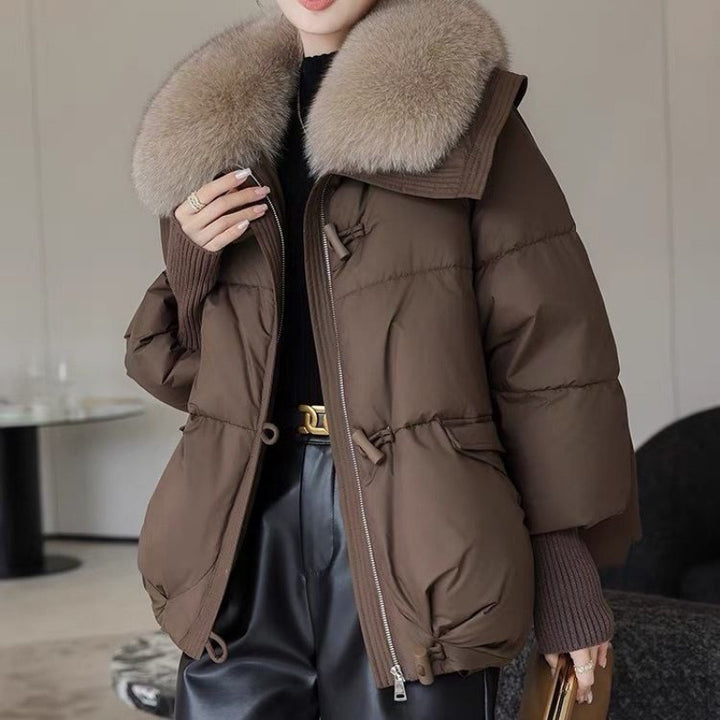 Damen in kurzer Steppjacke mit Fellkragen