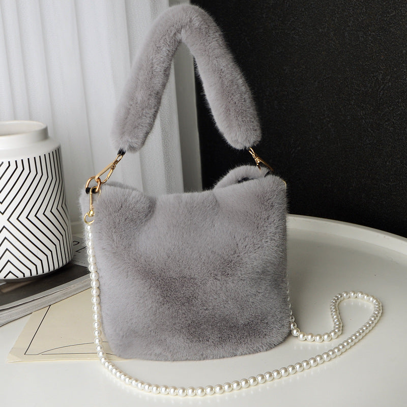 Plüsch-Beuteltasche mit Perlenkette kariert