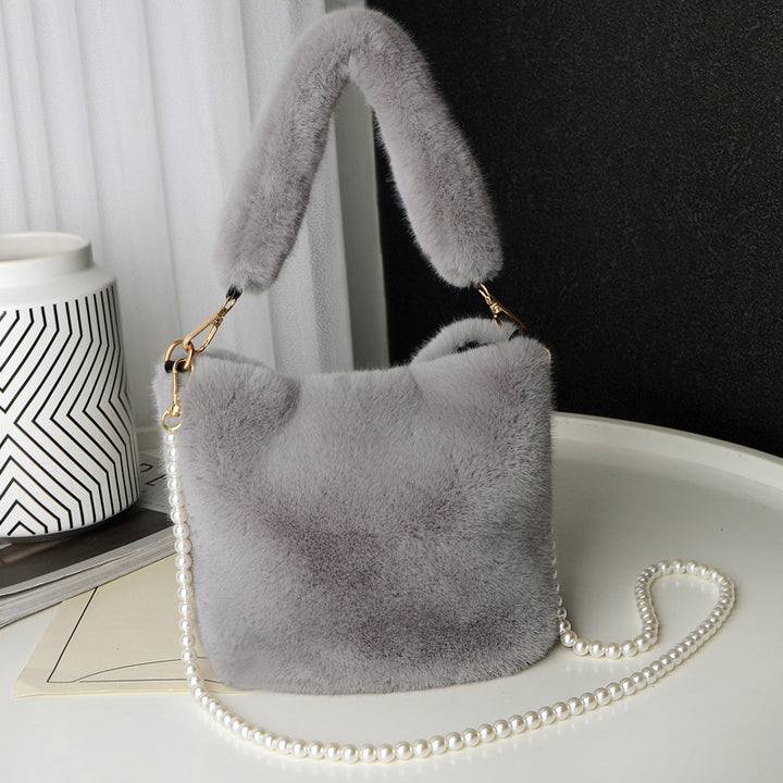 Plüsch-Beuteltasche mit Perlenkette kariert