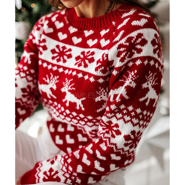 Frau im Weihnachtspullover mit Rentiermuster