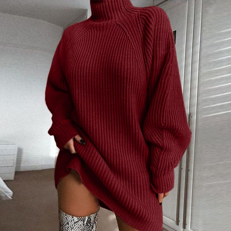 Damen im Oversize-Pulloverkleid mit Rollkragen