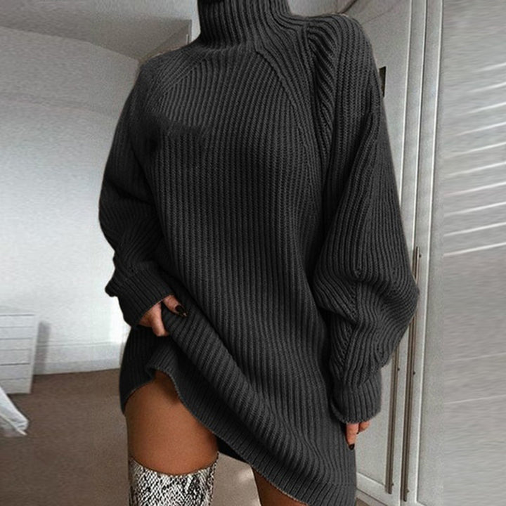 Damen im Oversize-Pulloverkleid mit Rollkragen
