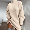 Damen im Oversize-Pulloverkleid mit Rollkragen