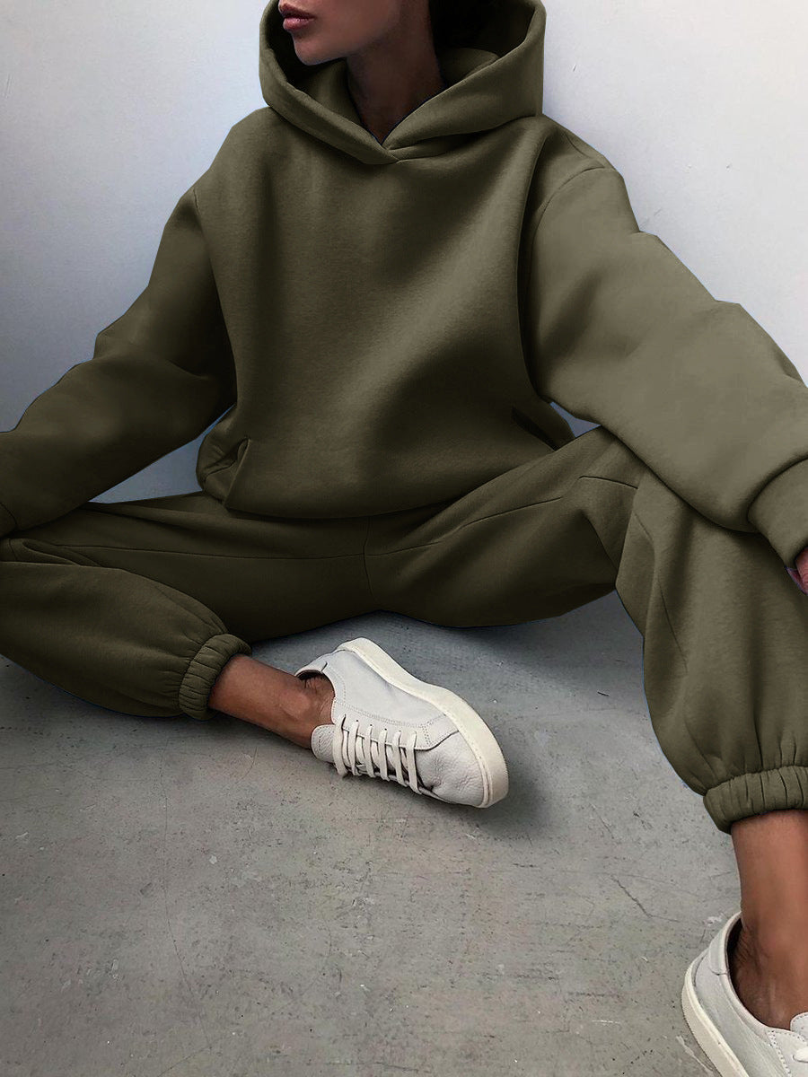 Frau im Hoodie-Set mit Jogginghose
