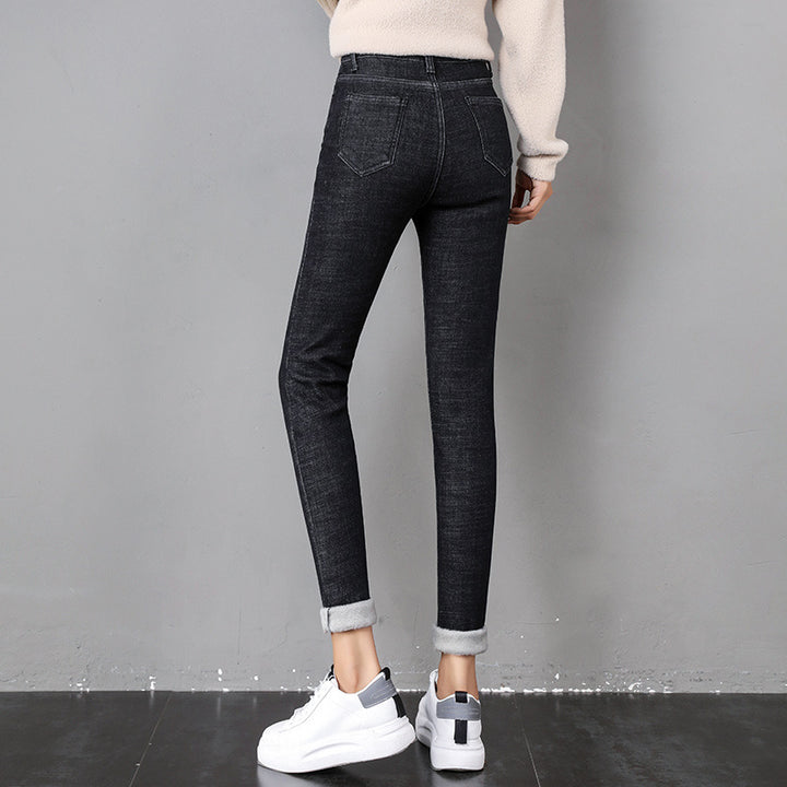 Frau in gefütterter Skinny-Thermojeans
