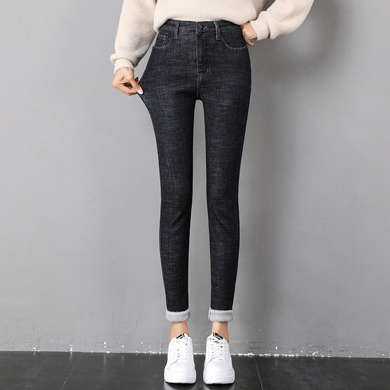 Frau in gefütterter Skinny-Thermojeans