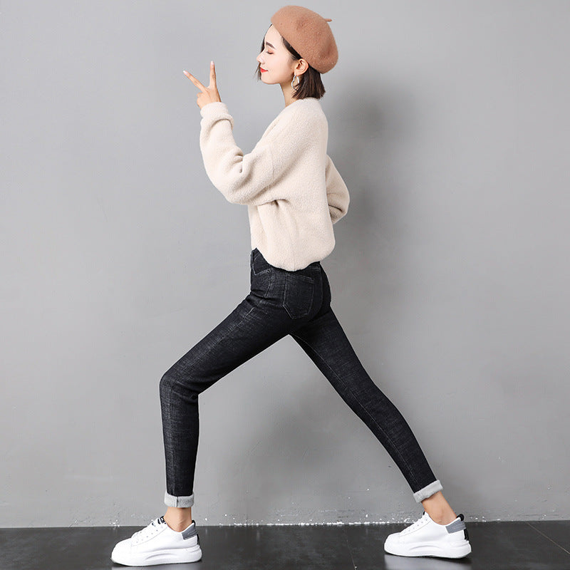 Frau in gefütterter Skinny-Thermojeans
