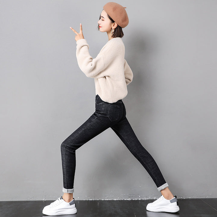 Frau in gefütterter Skinny-Thermojeans