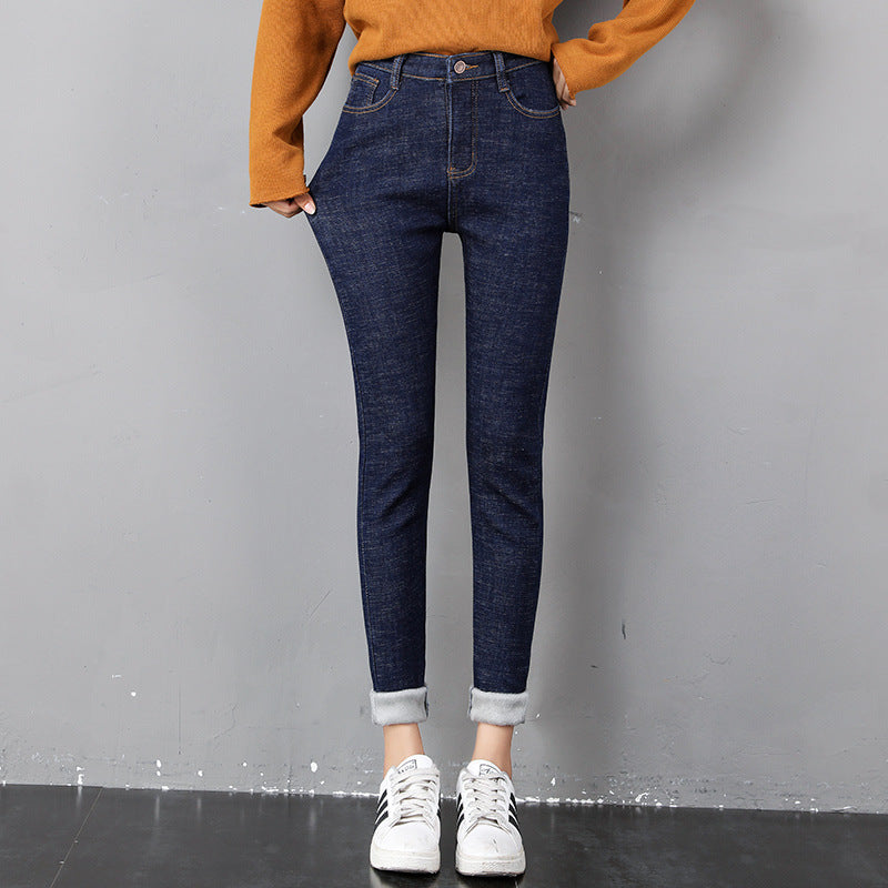 Frau in gefütterter Skinny-Thermojeans