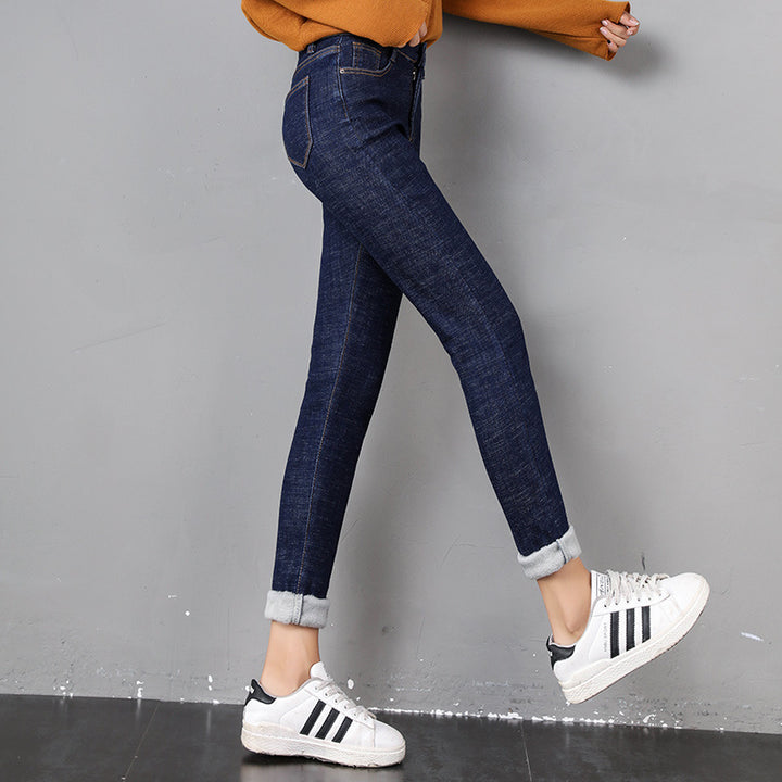 Frau in gefütterter Skinny-Thermojeans