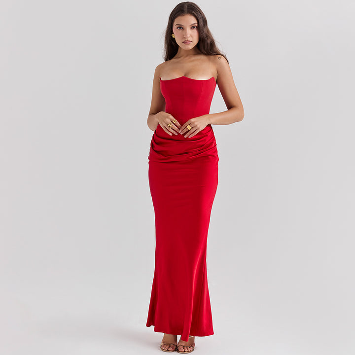 Frau im trägerlosen Satin-Abendkleid