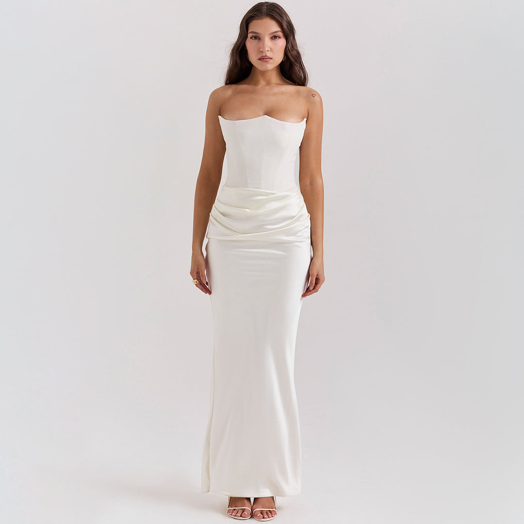 Frau im trägerlosen Satin-Abendkleid